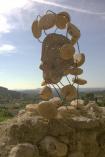 sculpture bois et tiges de métal dans un paysage